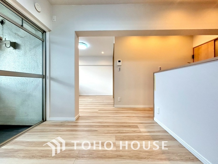 内装 ◆サンサンと◆差し込む太陽の光がこのリビングに笑いをもたらす。ソファの上のクッションがポカポカした暖気にぬくぬくと微睡んでいる。