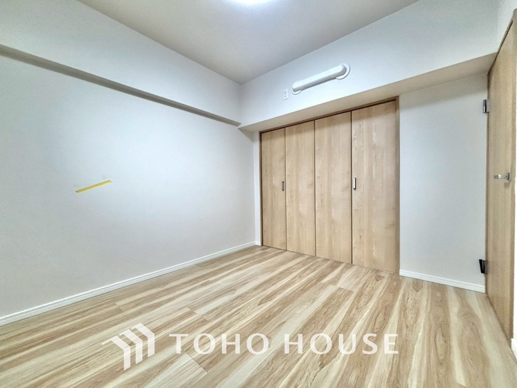 内装 使いやすく、明るい洋室に仕上がります。子供部屋や趣味のお部屋にご利用できます。ご自身で家具などを配置し、素敵な空間を創り上げられます。