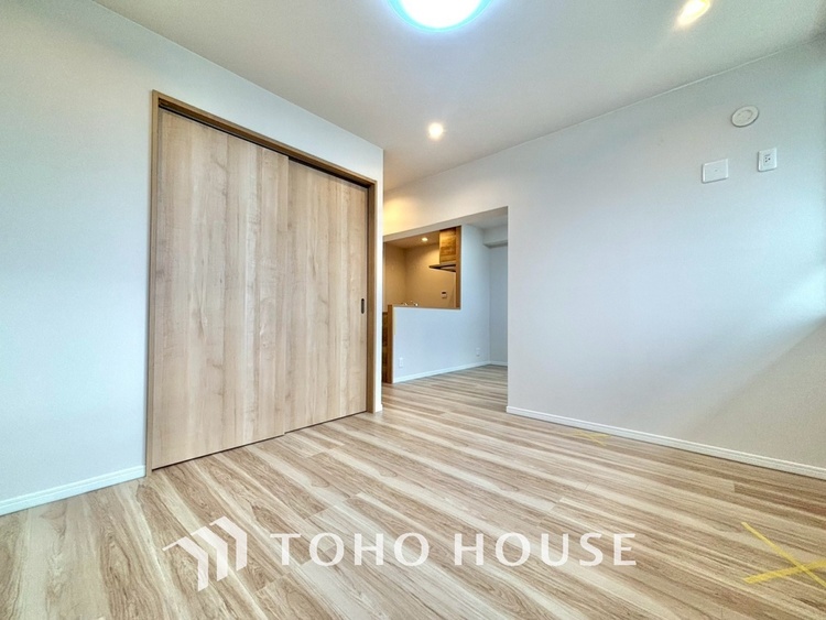 内装 ここはみんなが集い、食事と楽しい会話が始まる場所。話に夢中になりすぎて、ついつい時を忘れ、夜半過ぎになってしまう。そんな束の間の幸せを感じさせてくれます。