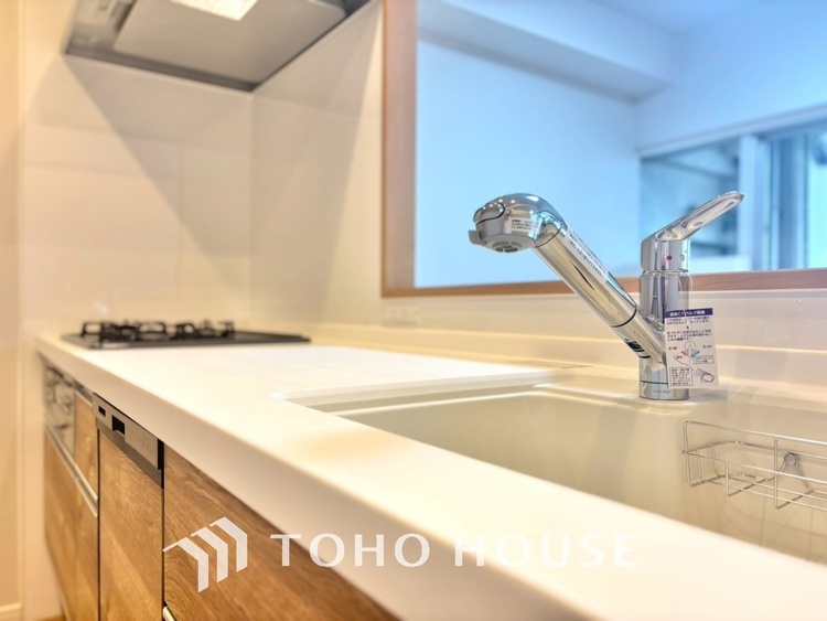 キッチン 手元の収納から、足元の収納までが全てスライド式で、奥のスペースまで有効に活用できます。奥まで上から見渡せるので、たまにしか使わない調理器具もサッと取出せます。