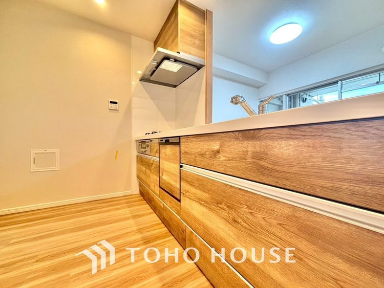 キッチン ◆愛育◆キッチンは家族の絆を育む大切な空間。シンプルで使い易いSystemKitchenで愉しく作る料理は愛情のある美味しいご馳走に。家族で使える広々としたダイニングキッチンです。