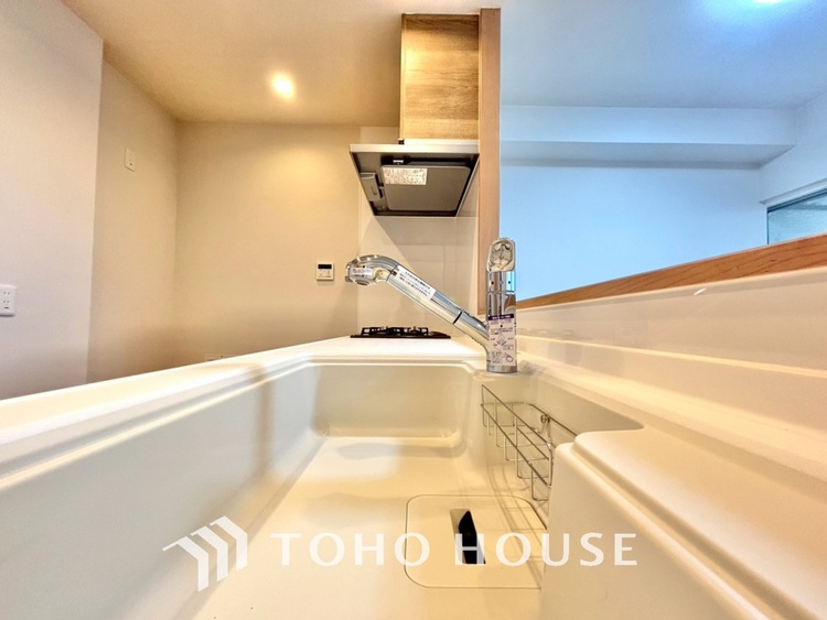 キッチン キッチンは家族の絆を育む大切な空間。シンプルで使い易いシステムキッチンで愉しく作る料理は愛情のある美味しいご馳走に。家族で使えるダイニングキッチンです。