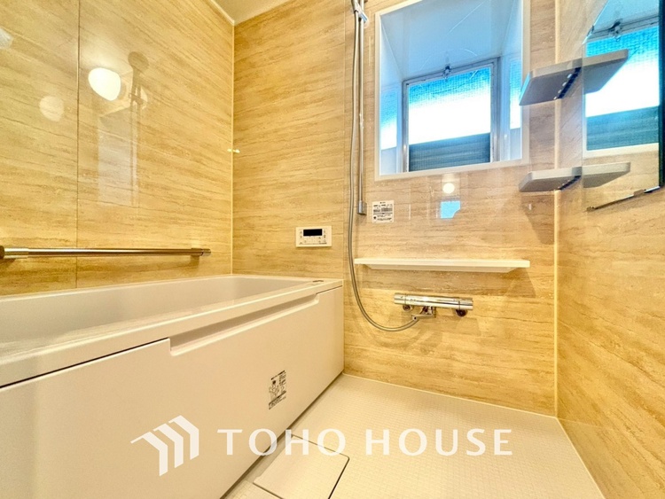 風呂 【浴室】《一日の疲れを落としてくれる場所は、落ち着く場所でなければならない》　高級感溢れるカラーと大きさ・柔らかな曲線で構成された半身浴も楽しめるバスタブが心地よさをもたらします。