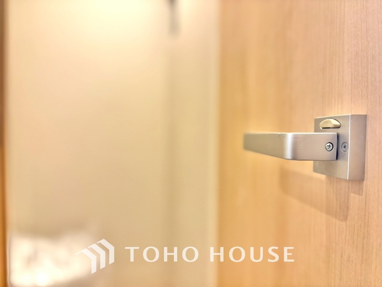 トイレ 清潔感あるホワイト調のクロスと温もり溢れるモダンカラーの床材が見事に調和した本邸宅は、毎日の生活を少しでも快適に過ごして頂ける様に落ち着いた雰囲気作りから行っています。