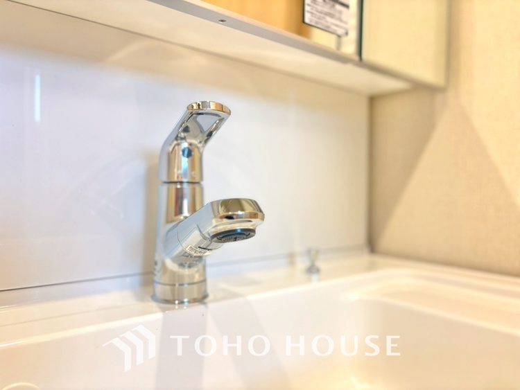 洗面 気持ちの良い朝をつくりだし、夕方には笑顔を取り戻させてくれるミラー。パウダールームはいつでも本来の自分を取り戻せる空間。明るく仕上げてあります。