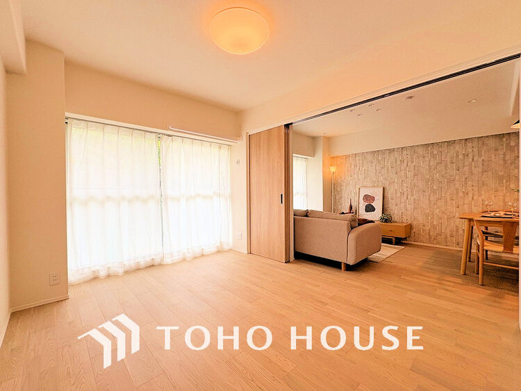 内装 採光もある洋室は、くつろぎのひと時を過ごすのにぴったり