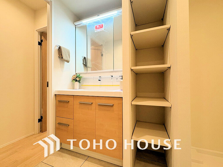 洗面 新規設置の洗面化粧台。収納豊富で使い勝手の良い3面鏡です