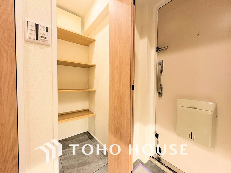 収納 天井まである玄関収納はご家族分の履物も余裕で収納可能
