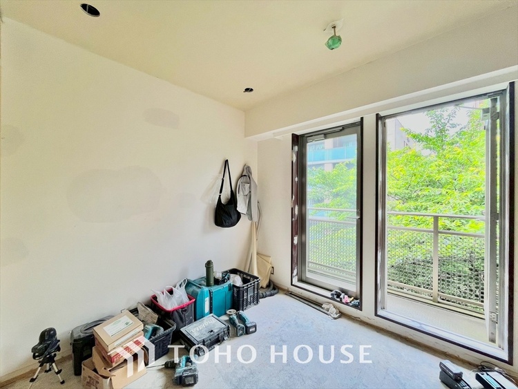 内装 大きく開け放たれた壮大な景色。都内にいることを忘れさせてくれる自然豊かな分譲地。風がそよぎ、青空が歌い、太陽が微笑んでくれる幸せな住まい。