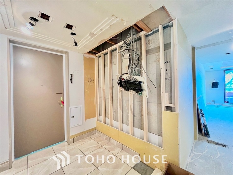 内装 ダイナミックに設計された自慢のリビング。大きく開け放たれた採光部からさんさんと日が差し込み、暖かい空間に仕上がりました。