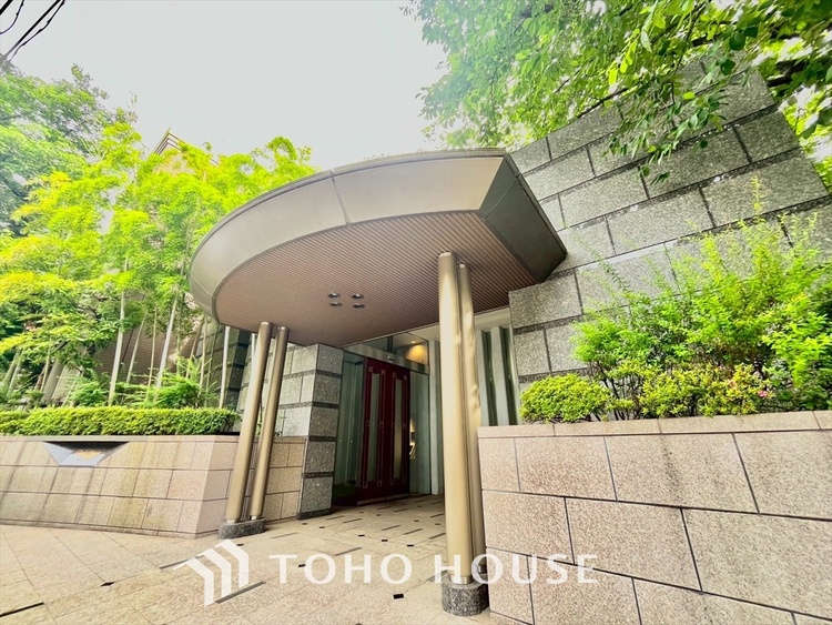 外観 大きなソファーにこしかけると、午後の淡い日に誘われてついうとうと。いつも自然体でいられるわが家だから体の芯からくつろげる。ゆったりした時間を満喫できるお住まいです。