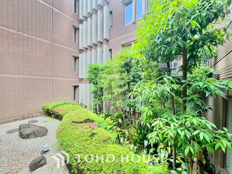 外観 美味しい料理を作りたくなるような気持にさせてくれる、腕を振るえる自慢のスペース。見上げると柔らかなダウンライトが包み込み、彩りを添えます。艶と光沢のある居心地の良いわが家のキッチン。