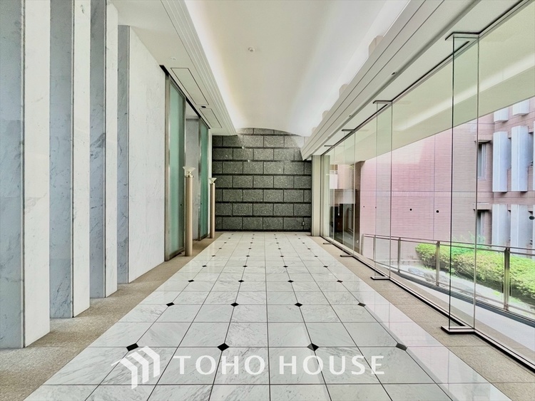 エントランス 【光に飛び込む】ドアを開けるとそこは光が包むあたたかい空間。リビングの居住スペースに注目が集まりがちですが、それぞれの居室にも最大限の配慮がなされています。