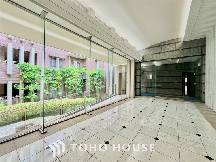 エントランス 緑と都市が調和する、新しい暮らしの舞台。テラスで、心地よい日常と未来をゆったり育む住まい。