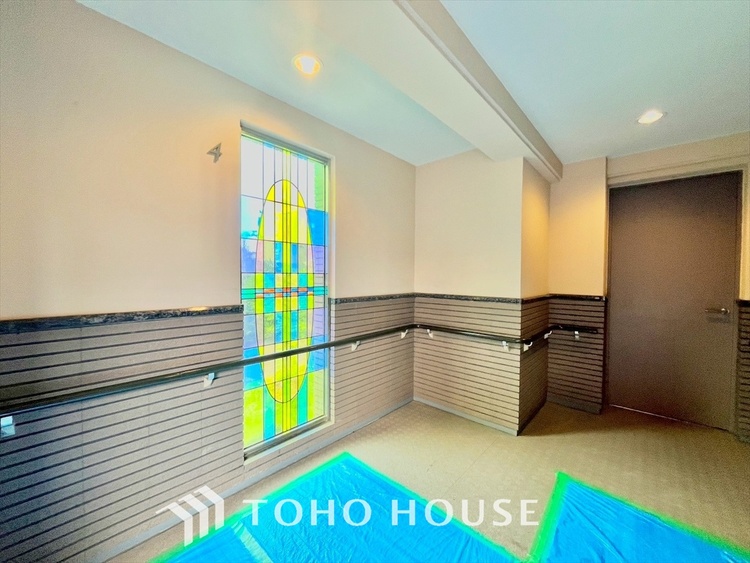 エントランス 広く明るい我が家の自慢のキッチンスペース。能率的に動ける大きなスペースが何よりのポイント。リビングとの一体感も十二分にあり、家族とのやりとりを楽しみながらの食卓の準備