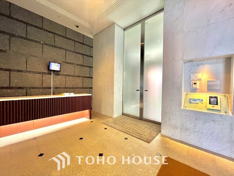 エントランス 使いやすい形状の居室部分。採光部分から明るい日差しを取り込むことができ、広がりのある空間になっております。