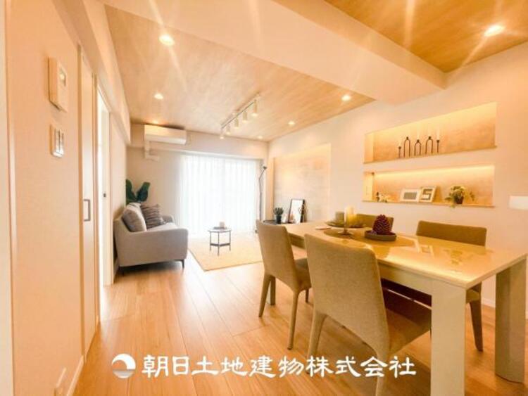 居間 リビングにはみんなが集い、食事や楽しい会話が始まる。