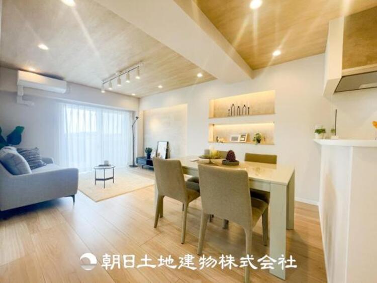 居間 大切なご家族、招いた友人と過ごすひと時を溢れる光が優しく包み込む空間。