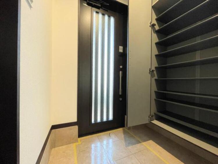 その他 ●〇散らかりがちな玄関をスッキリと保てる玄関収納は、家の中に入る時一番最初に目に付く場所だからこだわりたい。落ち着いた雰囲気の色目が、室内のカラーやデザインと調和しています。換気にも気を配ってます〇●