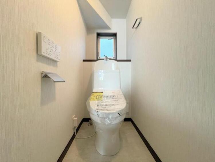 その他 ●〇ゆとりをもった広さ、白ベースに清潔感ある空間です。もちろんウォシュレットも完備しております。小物を収納するスペースがあるのも良いですね。毎日頻繁に利用する大切な空間だからこそ、こだわりたいです〇●