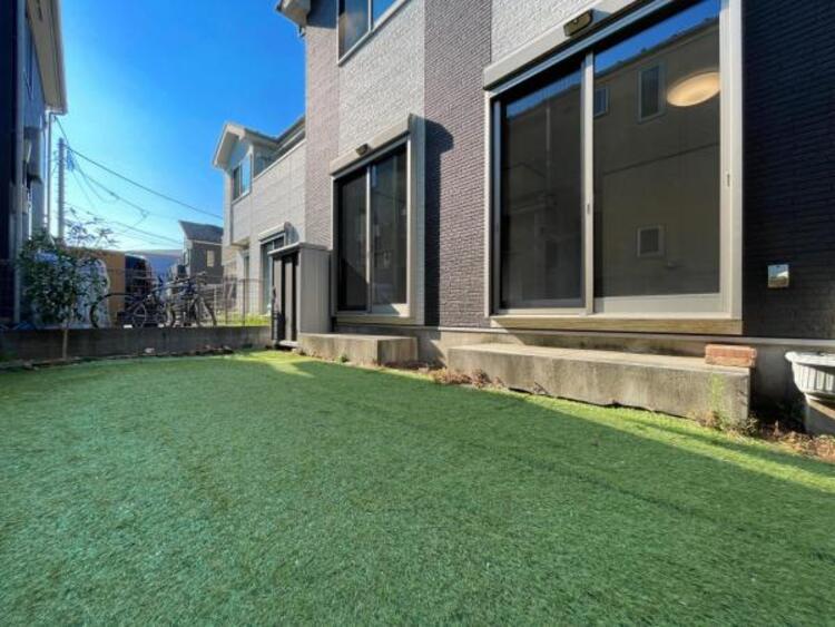 その他 ●〇暮らしに潤いと癒しをもたらすお庭があります。プライベートな空間なので、夏にはお子様のプールが楽しめますし、ガーデンニング等癒やしの空間に最適です。　隣地との距離も確保でき室内によく陽が入ります〇●