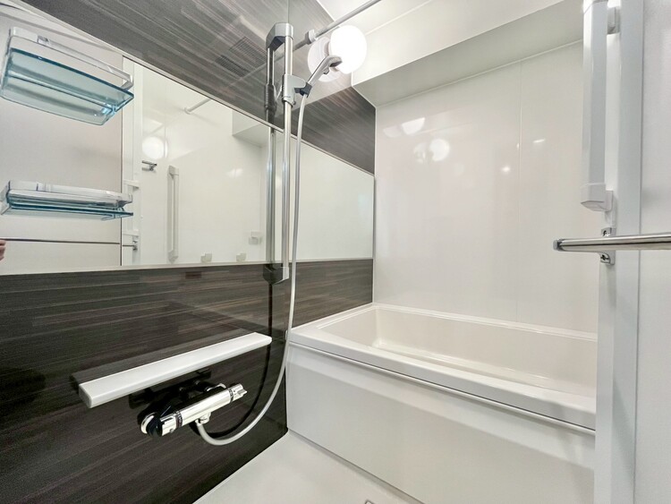 風呂 一日の疲れを癒すバスルームは、心地よいリラックスを叶える清潔感溢れる空間です。