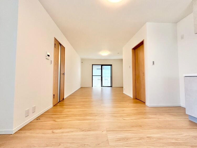 居間 忙しく過ぎゆく日常を置き去るほど、ゆったりした時間が流れるリビング。