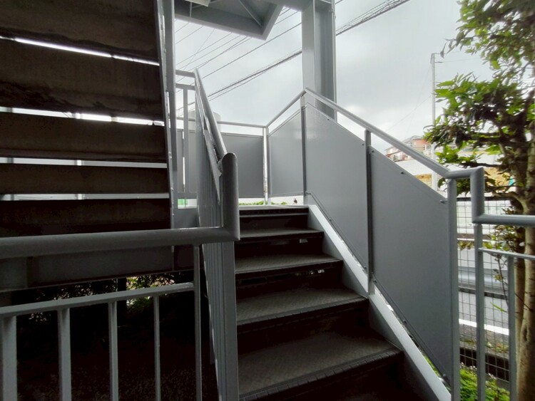 その他 共用部の階段です。明るく清潔に管理されています。