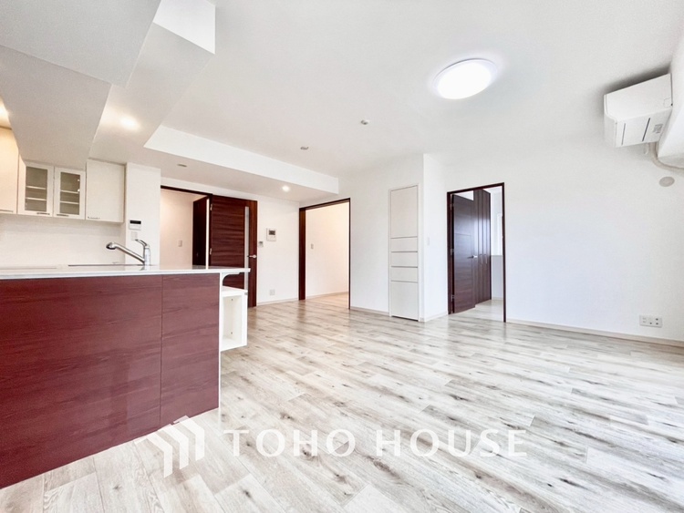 内装 【LIVING】◆陽光◆が差し込む。この開放的なLDKに家族の笑顔が集う。家族が一緒に過ごす空間は明るく、そして居心地よく。