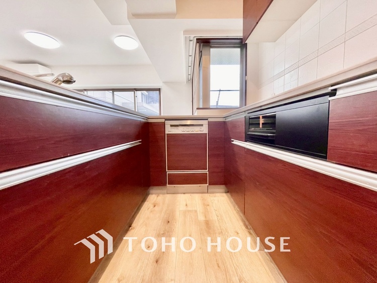 キッチン 【KITCHEN】◆ワクワク◆開放的で機能性も高いシステムキッチン。お子様は毎日のご飯にワクワク！