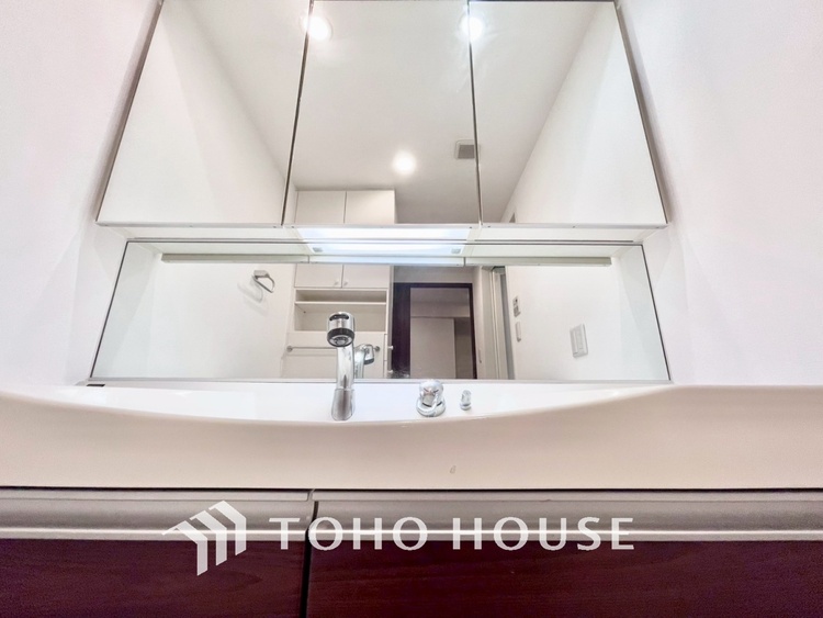 洗面 【WASHROOM】◆快適◆煌びやかな暮らしの中にも忘れたくない快適さ。大きな収納が助けてくれます。