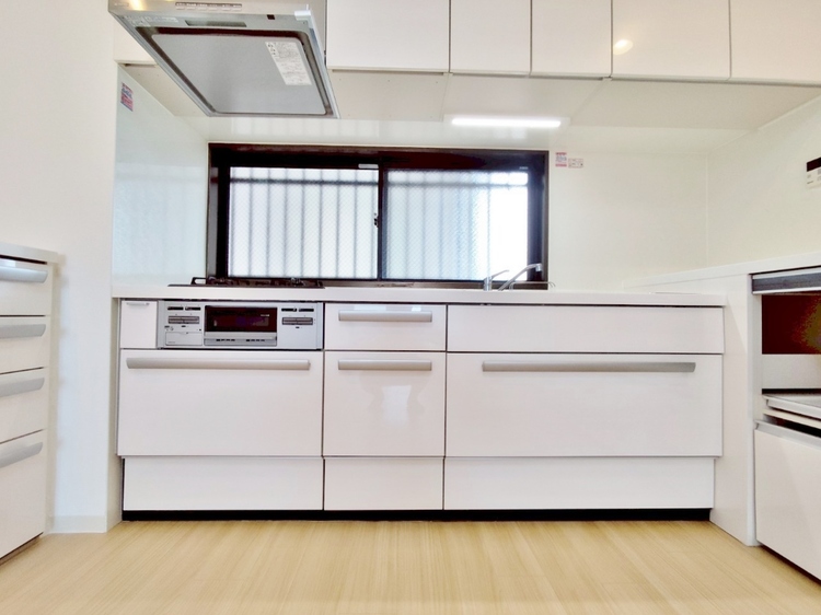 キッチン スマートな意匠と充実の機能を備えたキッチンが、暮らしにおいしい彩りを添えます。