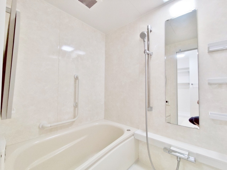 風呂 一日の疲れを癒すバスルームは、心地よいリラックスを叶える清潔感溢れる空間です。