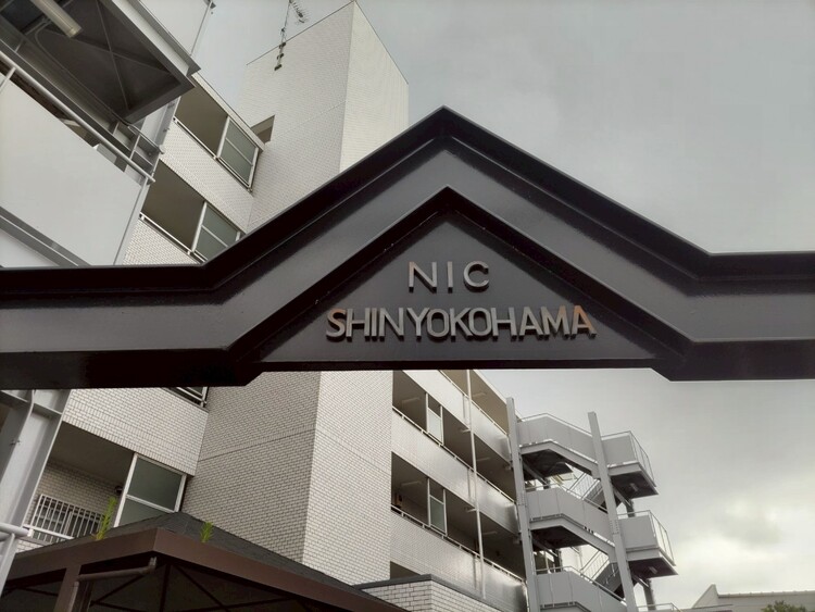 その他 スタイリッシュなエンブレム。お洒落なマンションは入り口から。