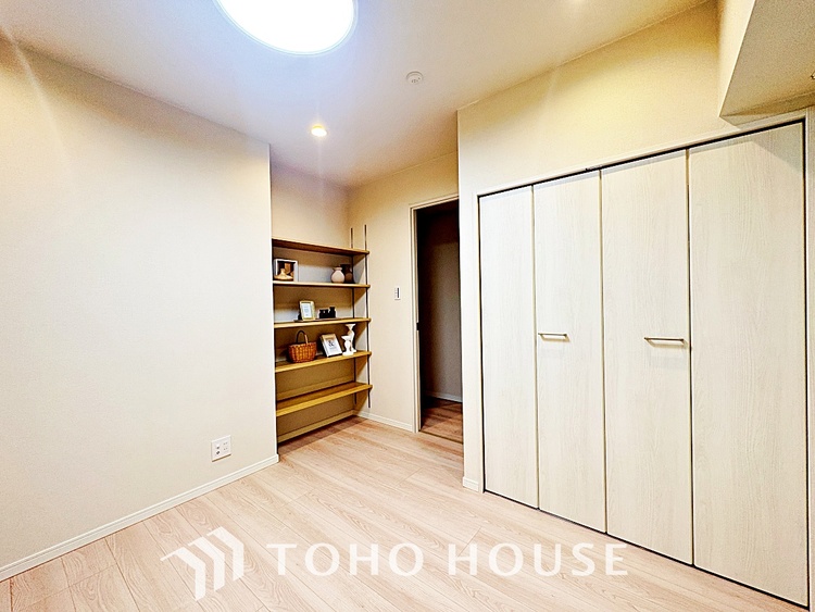 内装 使いやすく、明るい洋室に仕上がります。子供部屋や趣味のお部屋にご利用できます。ご自身で家具などを配置し、素敵な空間を創り上げられます。