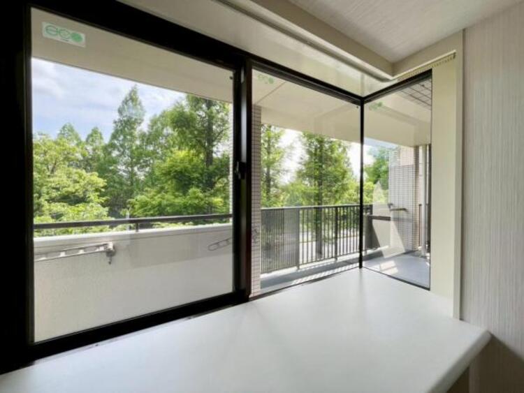 内装 外とのつながりを感じられる、開放的な出窓です