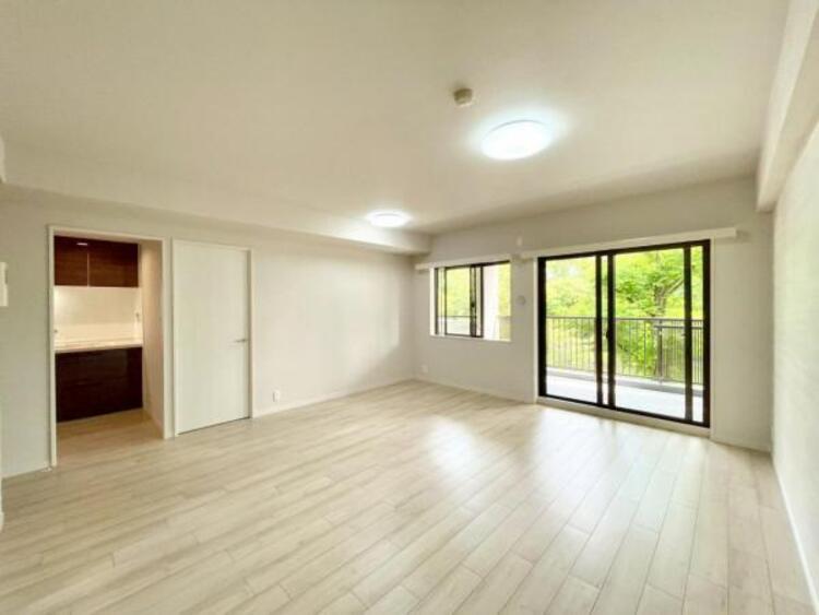 居間 一日の長い時間を過ごすリビング。陽光の注ぐ明るい空間です 