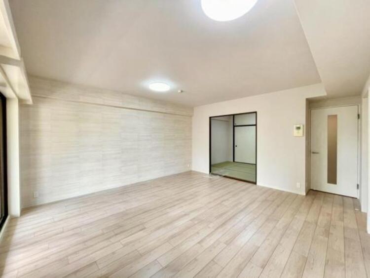 居間 白を基調とした明るいお部屋がご家族の暮らしを包み込みます 