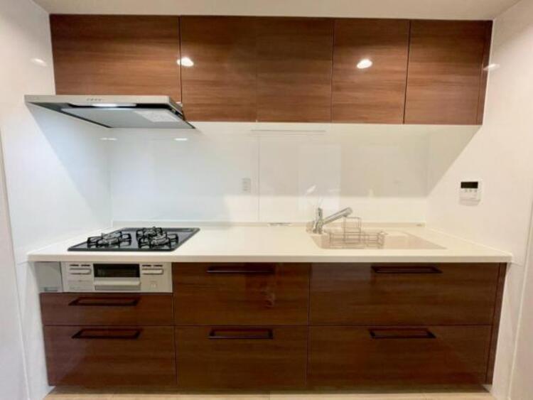 キッチン 広々としたシステムキッチンは、作業スペースがしっかりあり毎日のお料理が快適！ 