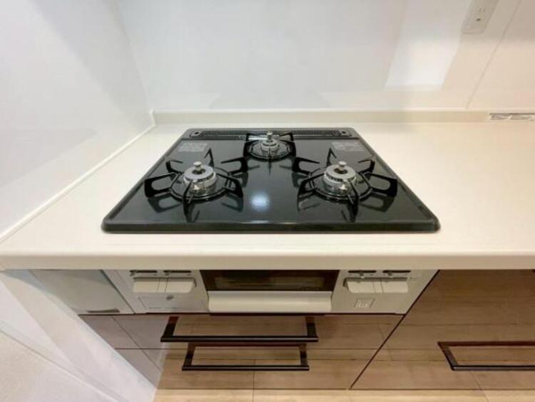 キッチン 3口コンロはお鍋もフライパンも同時に使えるので、料理効率も上がりますね。 