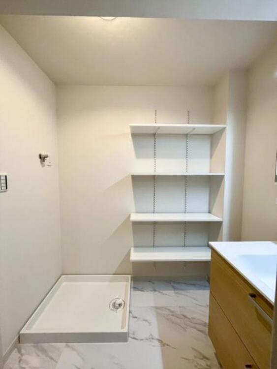 洗面 容量たっぷりの可動式棚収納もあり、洗面スペースを広々と使えます