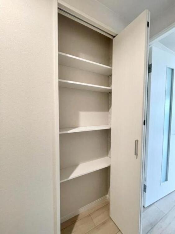 収納 高さのある廊下収納には掃除機などもすっきりとしまえます 