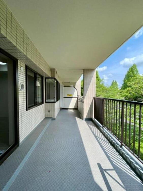バルコニー 2部屋に面したワイドバルコニーは陽当たり良好で洗濯物が良く乾きます 
