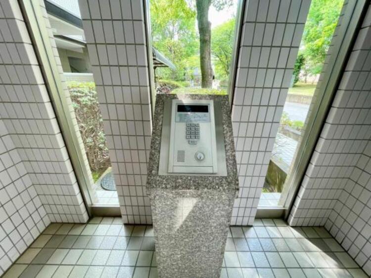 エントランス 遅い時間のご帰宅にも安心のオートロックマンションです