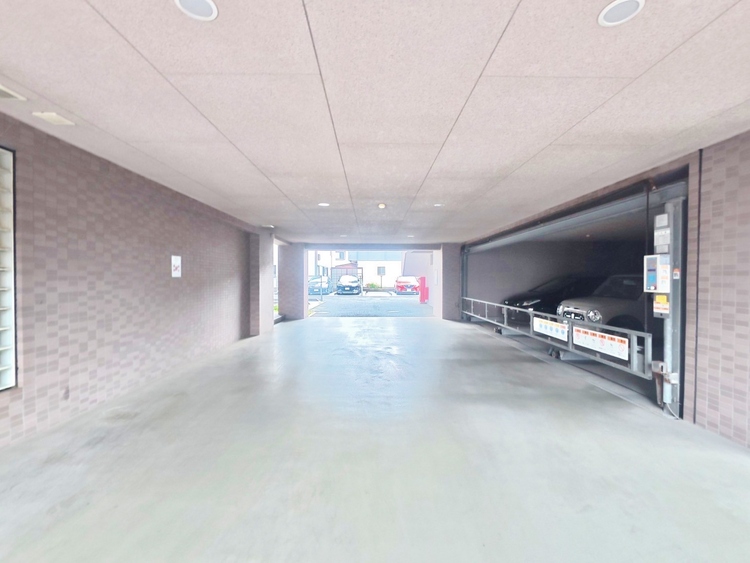 駐車場 本物件の駐車スペースです。車種制限のある場合もございますので、お気軽にお問い合わせくださいませ。