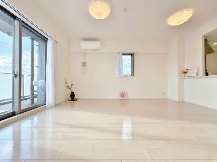 居間 忙しく過ぎゆく日常を置き去るほど、ゆったりした時間が流れるリビング。