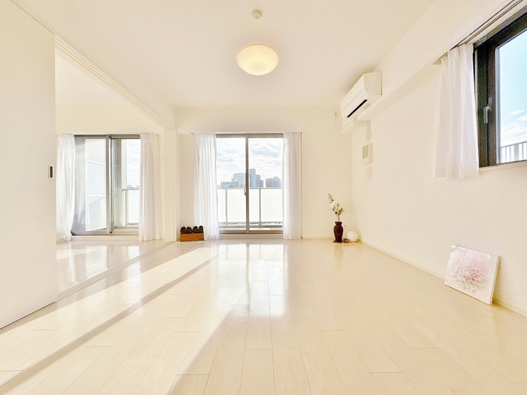 居間 飾り過ぎないシンプルな内装と偏り過ぎないデザインで統一しました。