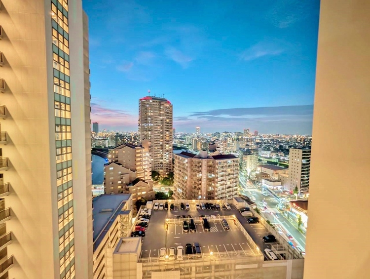 バルコニー 窓を開けると広がる青空。心をリフレッシュして日々を過ごしていきましょう。