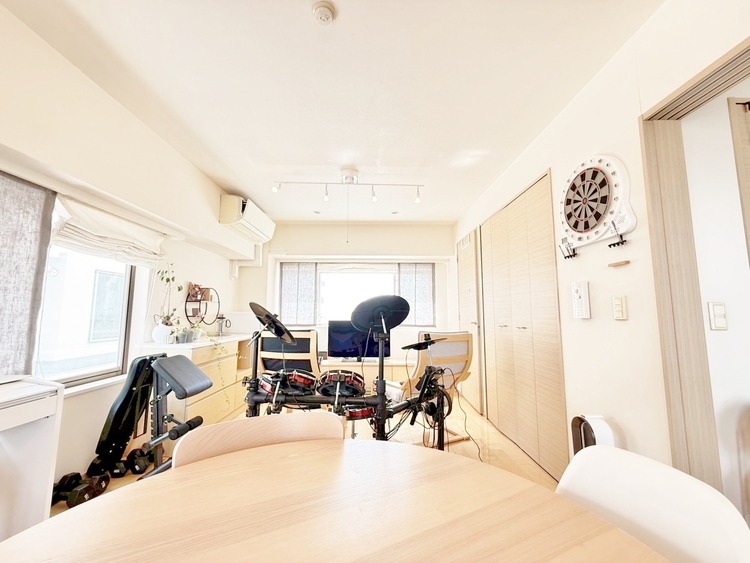 居間 飾り過ぎないシンプルな内装と偏り過ぎないデザインで統一しました。