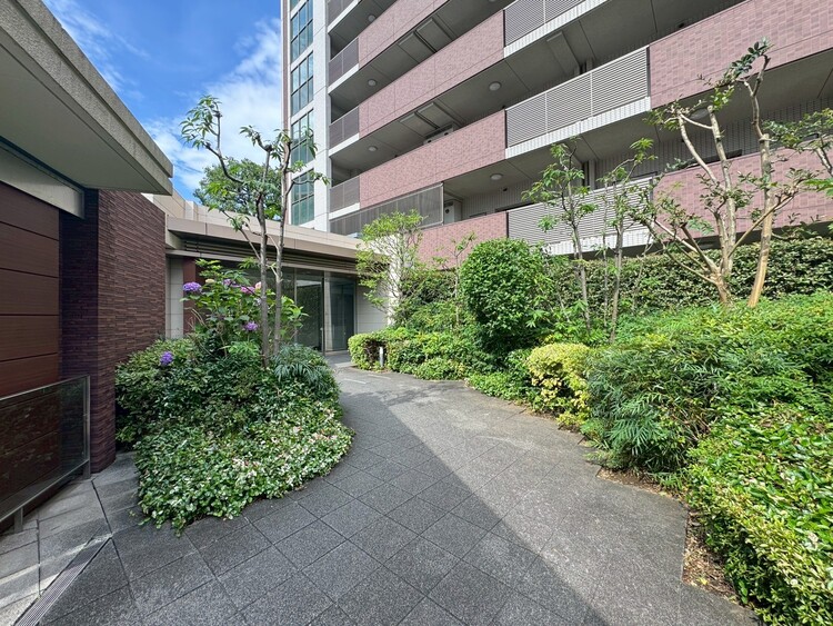 その他 マンションの敷地内には、中庭もございます。